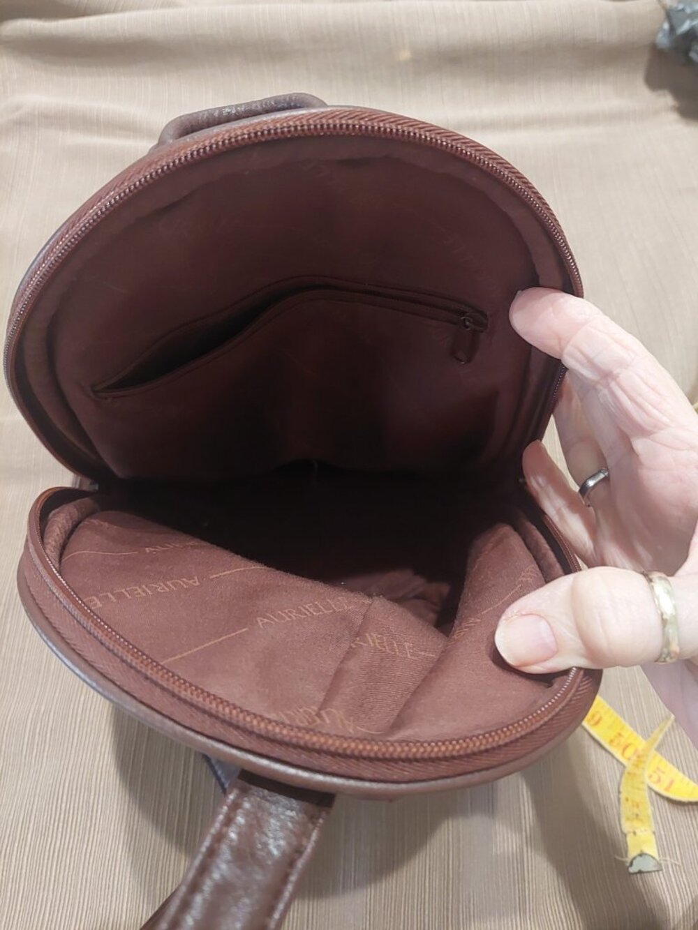 Vintage Aurielle Leather Sling Bag – Excellent Condition - Picture 3 of 6